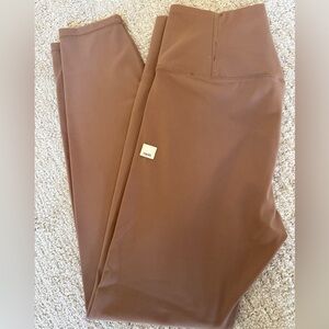 Vuori High-Waist Leggings in Brown